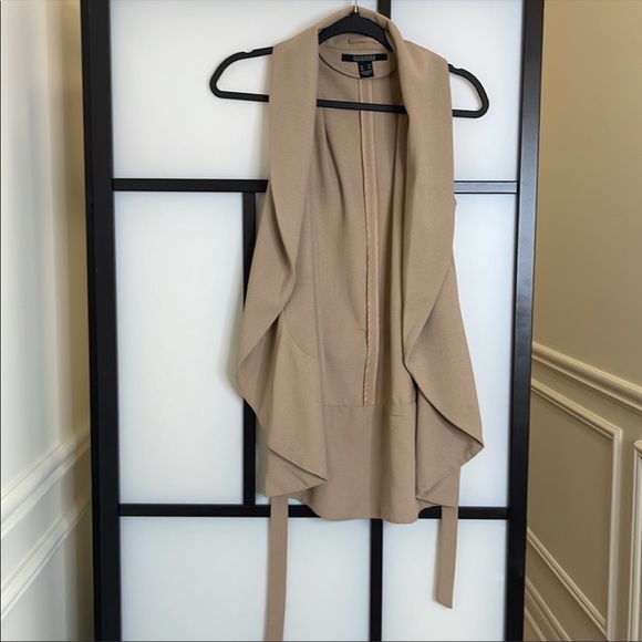 Beige sleeve less jacket - Picture 2 of 3